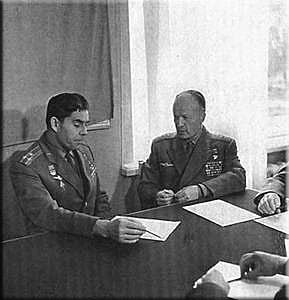 Н.П. Каманин (справа) и Г.Т. Береговой