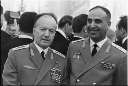 Н.П. Каманин (слева) и К.А. Керимов