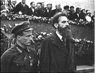 Николай Каманин и Отто Шмидт. Во время встречи участников экспедиции парохода "Челюскин". 1 сентября 1934 года