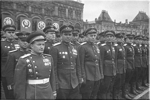 Н.П. Каманин (крайний слева) во время Парада Победы. Москва, Красная площадь, 24 июня 1945 года.