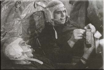 Космонавты Владимир Шаталов и Георгий Береговой во время подготовки к полёту  (фотография из книги "Мировая пилотируемая космонавтика") 