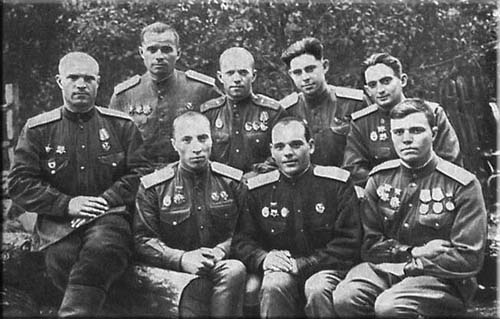Г.Т. Береговой (стоит, второй справа) со своими боевыми друзьями