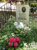 (увеличить фото) Московская область, Пушкинский район, Невзоровское кладбище (уч. № 47). Старое надгробие на могиле В.П. Гузенко (май 2011 года)