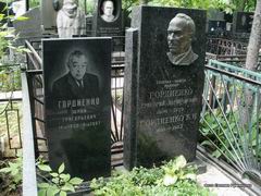 (увеличить фото) г. Москва, Введенское кладбище (уч.№ 29), могила Ю.Г. Гордиенко рядом с родителями (июнь 2011 года)
