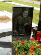 (увеличить фото) г. Москва, Троекуровское кладбище (уч. № 6). Могила П.Р. Поповича после небольшой реконструкции надгробия (фрагмент, август 2011 года)