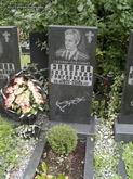 (увеличить фото) г. Москва, Троекуровское кладбище (уч. № 3), могила А.Г. Захарова после установки надгробия (август 2011 года)