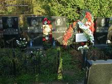 (увеличить фото) г. Москва, Троекуровское кладбище (уч. № 3), семейное захоронение Захаровых до установки надгробия А.Г. Захарову (октябрь 2010 года)