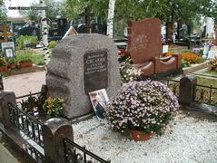 (увеличить фото) г. Москва, Троекуровское кладбище (уч. № 7в). Могила А.Н. Сисакяна (август 2011 года)