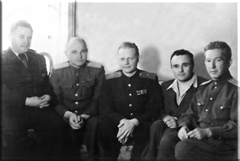 А.С. Спиридонов (второй слева) и С.П. Королёв (второй справа) в начале работ по ракетной технике