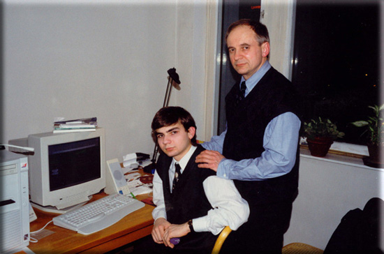 Владимир Владимирович (сидит) и Владимир Александрович Сухомлины, 1998 год