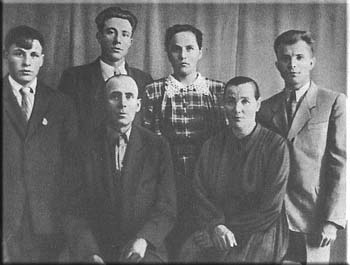 Анна Тимофеевна и Алексей Иванович Гагарины с детьми (слева направо): Борис, Валентин, Зоя и Юрий