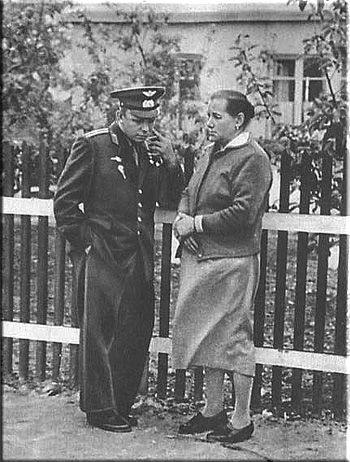 Юрий Алексеевич Гагарин с мамой