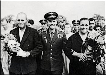 Юрий Алексеевич Гагарин с родителями. Во время встречи на малой Родине