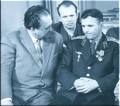 Евгений Иванович Рябчиков (слева) и Юрий Алексеевич Гагарин (1961)