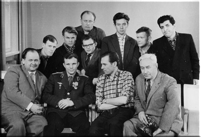 Евгений Иванович Рябчиков (в первом ряду - крайний слева) и Юрий Алексеевич Гагарин со съёмочной группой фильма "Первый рейс к звёздам" (1961)