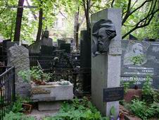 (увеличить фото) г. Москва, Введенское кладбище (уч. № 29), могила А.А. Ляпунова (общий вид надгробия, сентябрь 2011 года)