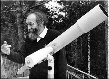 С любимым телескопом конструкции Д.Д. Максутова на балконе коттеджа. Алексей Андреевич Ляпунов показывает пятна на Солнце и рассказывает о своих школьных увлечениях астрономией.
