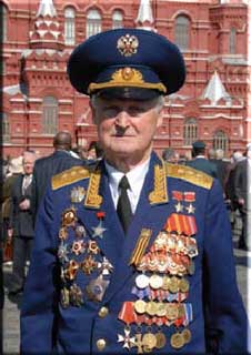 Дважды Герой Советского Союза, генерал-полковник авиации Михаил Петрович Одинцов после парада на Красной площади, 9 мая 2010 года