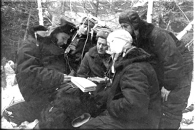 Космонавты П.И. Беляев (слева в ушанке) и А.А. Леонов (справа в шлемофоне) и экспедиция спасения: В.С. Беляев (в середине) и В.Н. Волков (справа над ним) (Фото из архива А.В. Глушко)