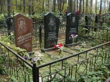 (увеличить фото) Московская область, Щёлковский район, кладбище "Леониха". Семейное захоронение Румянцевых после установки надгробий (общий вид, 23 сентября 2014 года)