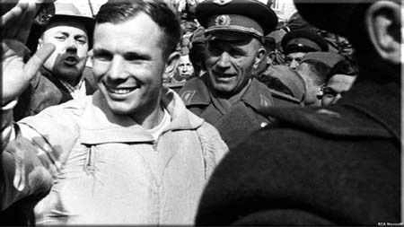 12 апреля 1961 года Филипп Александрович Агальцов (в фуражке) лично был на месте посадки первого космонавта Земли Юрия Алексеевича Гагарина и лично сопровождал его во время триумфального возвращения в Москву 14 апреля