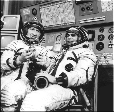 Космонавты Лев Васильевич Воробьёв (слева) и Валерий Александрович Яздовский