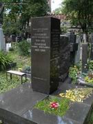 (увеличить фото) г. Москва, Донское кладбище (уч. № 2). Место захоронения урны с прахом В.М. Галицкого (июнь 2011 года)