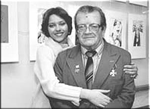 Евгений Викторович Костров с внучкой Полиной во время её персональной выставки  (фото из архива семьи Костровых)