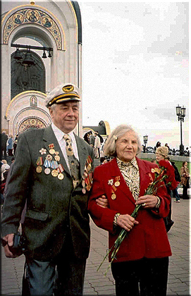 Роберт Павлович Стомма и его супруга Любовь Прокопьевна во время празднования Дня Победы (Москва, Парк Победы)