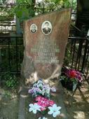 (увеличить фото) Московская область, Пушкинский район, Невзоровское кладбище (уч. № 47). Надгробие на могилах А.А. Балана и его старшего сына (май 2012 года)