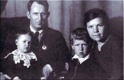 Василий Порфирьевич Григорьев с женой и детьми перед отправкой на Кировский завод в мае 1941 года (фото из архива семьи Григорьевых)