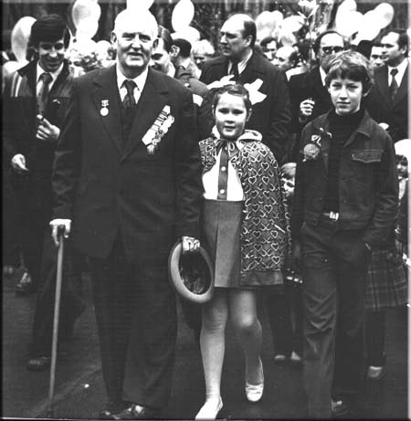 1981 год. В.П. Григорьев на первомайской демонстрации с внуками Юлей и Антоном (фото из архива семьи Григорьевых)