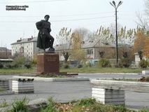 (увеличить фото) В 1994 году в городе Ирбите Свердловской области открыт памятник Г.К. Жукову (фотография с сайта http://irbit.ikso.org)