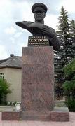 (увеличить фото) Памятник установлен в городе Малоярославец Калужской области (открыт 9 мая 2005 года, фото Сергея Антонова, сайты http://pomnite-nas.ru, http://www.warheroes.ru)