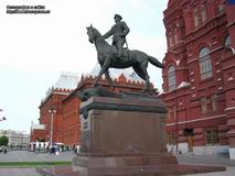 (увеличить фото) 8 мая 1995 года в Москве на Манежной площади у здания Исторического музея был открыт Памятник Г.К. Жукову (автор памятника - скульптор В.М. Клыков, фотография с сайта http://www.tveruprava.ru)