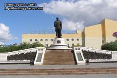 (увеличить фото) Памятник Маршалу Г.К. Жукову установлен в Омске, в 1995 году на улице, носящей его имя (фотография с сайта http://findmapplaces.com)