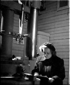 Наталия Романовна Персиянинова у одного из инструментов Пулковской обсерватории