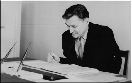 Анатолий Алексеевич Смёрдов в своём рабочем кабинете (фотография из архива семьи Смёрдовых)