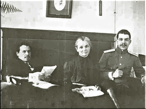 Братья Николай Иванович и Сергей Иванович (справа) Вавиловы с матерью Александрой Михайловной (1916 год)