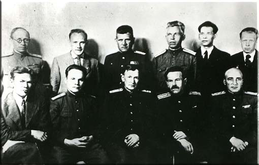 Ведущие учёные НИИ-4 МО СССР в начале своего славного "боевого" пути. В первом ряду (второй и третий справа: Н.Г. Чернышёв и М.К. Тихонравов. И.Е. Шашков - во втором ряду, крайний слева)