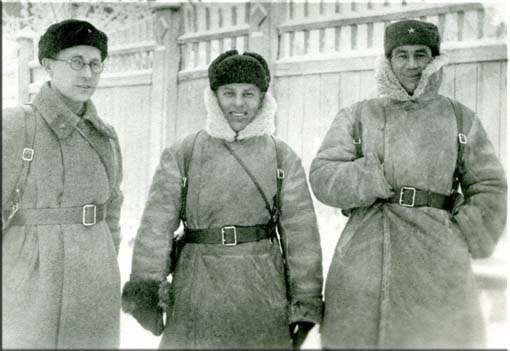Иван Ефимович Шашков (крайний слева) во время Великой Отечественной войны