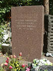 (увеличить фото) г. Москва, Кунцевское кладбище (уч. № 10). Надгробиt на могилах В.Н. Раевского и его супруги (август 2014 года)