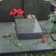 (увеличить фото) г. Москва, Новодевичье кладбище (уч. № 10, ряд № 6, место № 19), могила Б.П. Жукова (фрагмент надгробия, октябрь 2008 года)