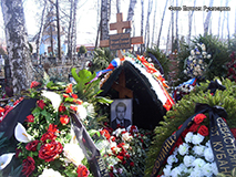 (увеличить фото) г. Москва, Останкинское кладбище, могила В.И. Севастьянова через неделю после его похорон (апрель 2010 года)