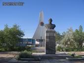 (увеличить фото) Республика Казахстан, г. Байконур, памятник Г.М. Шубникову (автор фоторафии - Mixrunya, 12 октября 2013 года, сайт http://ru.wikipedia.org)