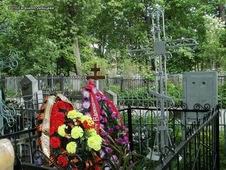 (увеличить фото) г. Калуга, Пятницкое кладбище (уч. № 5). Могила Л.В. Чижевского (вид 2, май 2011 года)