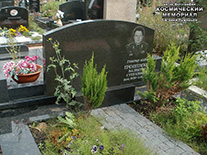 (увеличить фото) г. Москва, Троекуровское кладбище (уч. № 7а). Надгробие на могиле В.С. Еремеевского (июнь 2014 года)