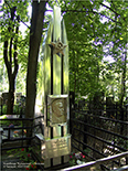 (увеличить фото) г. Москва, Кузьминское кладбище (уч. № 35а). Старое надгробие на могиле П.А. Григорьева (5 июля 2005 года)