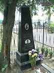 (увеличить фото) Московская область, г. Химки, Место захоронений инженеров-испытателей ОКБ-456, погибших 24 октября 1960 года в результате катастрофы межконтинентальной баллистической ракеты Р-16. Надгробие на могилах А.А. Кошкина и его дочери (июль 2012 года)