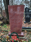 (увеличить фото) г. Москва, Кунцевское кладбище (уч. № 10). Захоронение семьи Крыловых. Надгробие на могилах Ю.Н. и Ю.Ю. Крыловых (май 2015 года)